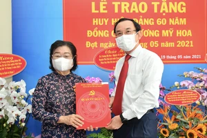 Bí thư Thành ủy TPHCM Nguyễn Văn Nên trao Huy hiệu 60 năm tuổi Đảng cho đồng chí Trương Mỹ Hoa