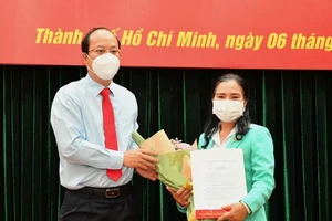Đồng chí Nguyễn Hồ Hải trao quyết định cho đồng chí Nguyễn Thị Thu Hoài. Ảnh: VIỆT DŨNG