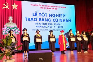 Học viện Cán bộ TPHCM trao bằng cử nhân cho gần 900 sinh viên
