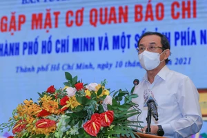 Bí thư Thành ủy TPHCM Nguyễn Văn Nên phát biểu tại buổi gặp mặt cơ quan báo chí. Ảnh: DŨNG PHƯƠNG