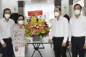 Phó Bí thư Thành ủy TPHCM Nguyễn Hồ Hải thăm, chúc sức khỏe PGS.TS.BS Trần Thị Trung Chiến