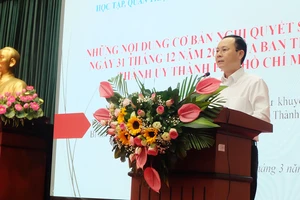 Bí thư Thành ủy TP Thủ Đức Nguyễn Văn Hiếu thông tin tại hội nghị 