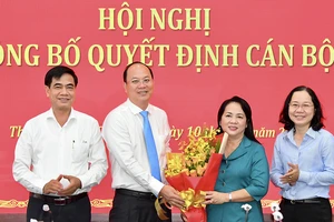 Phó Bí thư Thành uỷ TPHCM Nguyễn Hồ Hải tặng hoa chúc mừng đồng chí Trần Kim Yến. Ảnh: VIỆT DŨNG