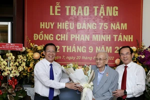 Lãnh đạo TPHCM trao Huy hiệu 75 năm tuổi Đảng đợt 2-9-2022 cho đồng chí Phan Minh Tánh. Ảnh: HOÀNG HÙNG