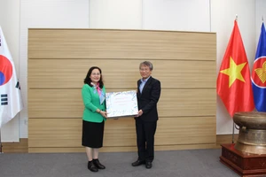 Đoàn đại biểu HĐND TPHCM thăm cán bộ, nhân viên Đại sứ quán Việt Nam tại Hàn Quốc