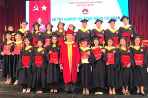 384 sinh viên Học viện Cán bộ TPHCM nhận bằng tốt nghiệp