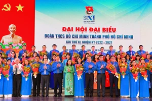 Các đồng chí lãnh đạo TPHCM chúc mừng BCH Đoàn TNCS Hồ Chí Minh TPHCM. Ảnh: VIỆT DŨNG