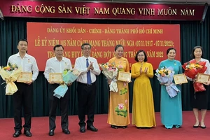 Đảng ủy khối Dân - Chính - Đảng TPHCM trao Huy hiệu Đảng cho 10 đảng viên