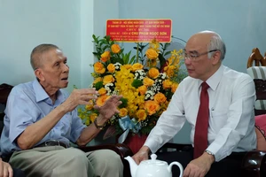 Trưởng Ban Tuyên giáo Thành ủy TPHCM thăm các nhà giáo tiêu biểu