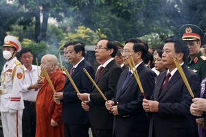 Đoàn lãnh đạo Đảng, Nhà nước dâng hương, dâng hoa cố Thủ tướng Võ Văn Kiệt. Ảnh: HOÀNG HÙNG