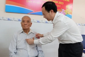 Phó Bí thư Thành ủy TPHCM Nguyễn Văn Hiếu trao Huy hiệu 75 năm tuổi Đảng cho đồng chí Phạm Học Lâm