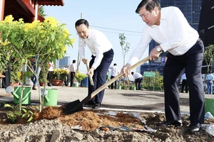 Đồng chí Nguyễn Thành Phong và đồng chí Nguyễn Văn Hiếu trồng cây xanh tại TP Thủ Đức