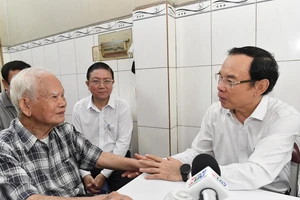 Đồng chí Nguyễn Văn Nên thăm, chúc thọ người cao tuổi