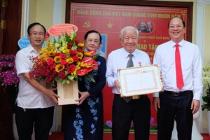 Phó Bí thư Thành ủy TPHCM Nguyễn Hồ Hải trao Huy hiệu 65 năm tuổi Đảng đến Trung tướng Võ Thái Hòa
