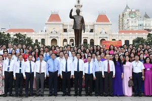 Đại biểu Hội thi Giảng viên dạy giỏi toàn quốc các trường chính trị dâng hương, dâng hoa Chủ tịch Hồ Chí Minh