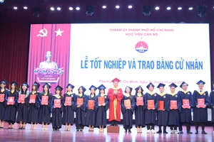 Hơn 560 cử nhân Học viện Cán bộ TPHCM nhận bằng tốt nghiệp
