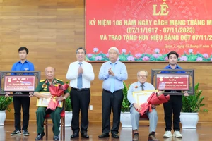 70 đảng viên Đảng bộ quận 7 vinh dự nhận Huy hiệu Đảng