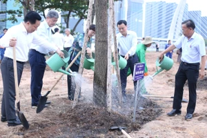 TP Thủ Đức tổ chức trồng cây xanh Công viên bờ sông Sài Gòn