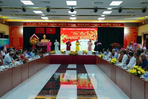 Quận 1 họp mặt chức sắc tôn giáo, trí thức, người Việt Nam ở nước ngoài 