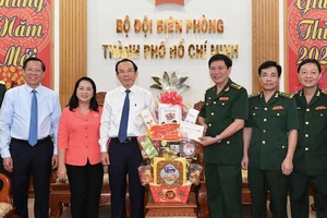 Bí thư Thành ủy TPHCM Nguyễn Văn Nên thăm, động viên các đơn vị trực đêm giao thừa 