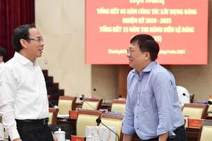 Bí thư Thành ủy TPHCM Nguyễn Văn Nên trao đổi với đại biểu tham dự hội nghị. Ảnh: VIỆT DŨNG