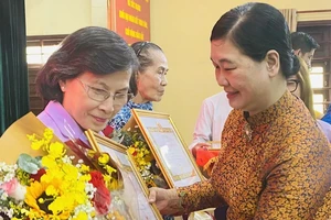 Nguyên Chủ tịch HĐND TPHCM Phạm Phương Thảo nhận Huy hiệu 55 năm tuổi Đảng