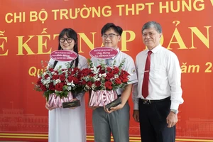 Hai học sinh tiêu biểu Trường THPT Hùng Vương (quận 5) đứng vào hàng ngũ của Đảng