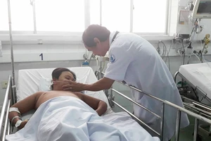 TS.BS Phạm Văn Quang, Trưởng khoa Hồi sức tích cực, Bệnh viện Nhi đồng 1 đang thăm khám cho bệnh nhi