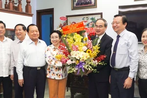 Bí thư Thành ủy TPHCM Nguyễn Thiện Nhân thăm và tặng hoa PGS.TS Trương Thị Hiền