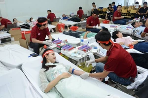Đông đảo người dân tham gia hiến máu tình nguyện