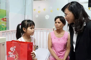 Phó Chủ tịch UBND TPHCM Nguyễn Thị Thu tặng quà cho bệnh nhi