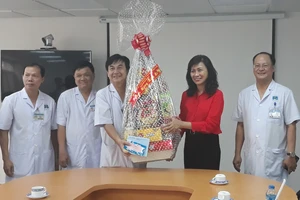 Phó Chủ tịch UBND TPHCM Nguyễn Thị Thu thăm và và chúc tết cán bộ, nhân viên Bệnh viện Ung bướu TPHCM