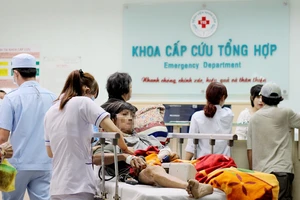 Bệnh nhân nhập viện trong đêm 30 tết tại Khoa Cấp cứu tổng hợp Bệnh viện Nhân dân 115