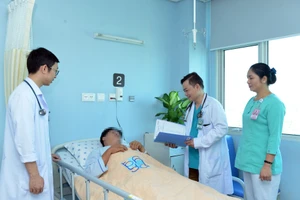 Bác sĩ Trần Hòa đang thăm khám cho bệnh nhân