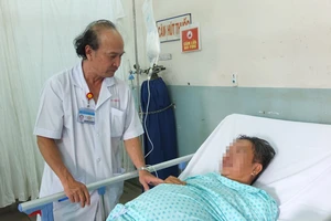 BS.CKII.Lê Hữu Phước đang thăm khám cho bệnh nhân