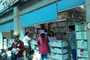 Khách hàng mua thuốc tại Trung tâm thương mại Dược phẩm và Trang thiết bị y tế số 134/1 Tô Hiến Thành (quận 10, TPHCM)