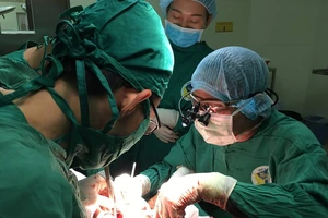 Các bác sĩ đang tiến hành phẫu thuật nối lại cẳng chân gần đứt lìa cho bệnh nhân