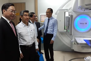 GS.TS Nguyễn Tấn Bỉnh, Giám đốc Sở Y tế TPHCM tham quan hệ thống gia tốc xạ trị - xạ phẫu đa năng lượng VERSA HD