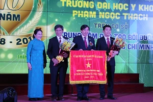 Phó Bí thư Thành ủy TPHCM Võ Thị Dung trao tặng cờ truyền thống cho tập thể nhà trường