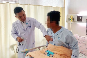 Bác sĩ Trần Thanh Vỹ đang thăm khám cho bệnh nhân