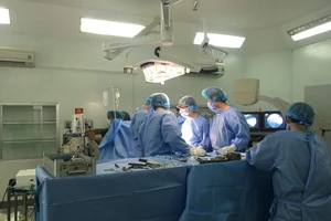 Các bác sĩ tiến hành phẫu thuật cho bệnh nhân