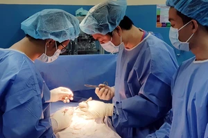 Phẫu thuật khẩn cấp cứu thai phụ bị hoại tử ruột