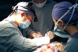 Phẫu thuật thành công 2 trường hợp dính khớp sọ phức tạp kèm não úng thủy