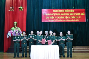 Lễ ký kết bàn giao nguyên trạng Bệnh viện dã chiến cấp 2.1 trực thuộc Bệnh viện Quân y 175 về Cục Gìn giữ hòa bình Việt Nam
