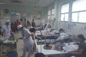 Bệnh nhi bị nghi ngộ độc đang điều trị tại Bệnh viện quận Tân Phú