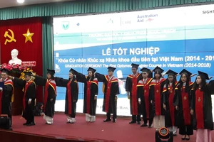 12 sinh viên tốt nghiệp tuyên thệ
