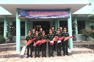 Ban giám đốc Bệnh viện Quân y 175 tặng hoa chúc mừng các chiến sĩ lên đường nhận nhiệm vụ