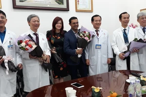 TS.BS Phan Văn Báu, Giám đốc Bệnh viện Nhân dân 115 tặng hoa chúc mừng ekip