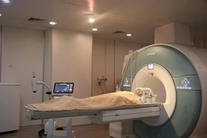 Bệnh nhân đã được gây mê và chuẩn bị chụp MRI