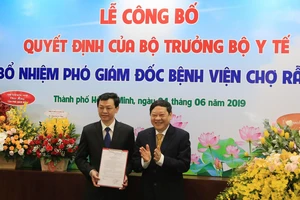 Thứ trưởng Bộ Y tế Nguyễn Viết Tiến trao Quyết định bổ nhiệm Bác sĩ CK2 Nguyễn Tri Thức